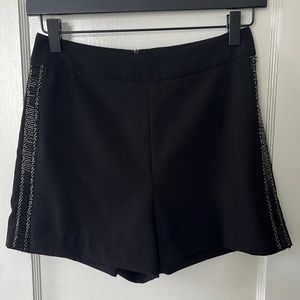 High waisted shorts with bead side details